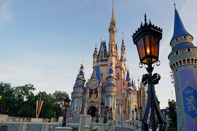 Walt Disney World, Universal Studios Orlando ปิดสวนสาธารณะเมื่อพายุเฮอริเคนเอียนเข้าใกล้ฟลอริดา